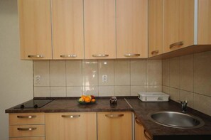 Refrigerador, microondas, cafetera/tetera, tetera/pava eléctrica