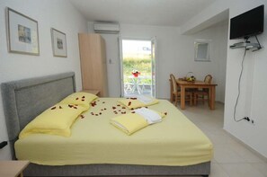 Desk, soundproofing, iron/ironing board, cots/infant beds - Andjela Apartments (Becici)