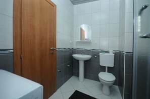 Family Apartment, 2 Bedrooms, Balcony, Sea View | Bathroom | Shower, free toiletries, hair dryer, towels - Andjela Apartments (Becici)
