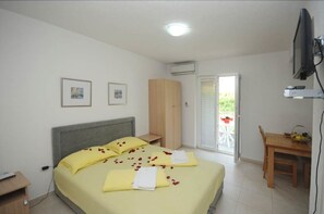 Apartment, 1 Schlafzimmer, Meerblick | Schreibtisch, schallisolierte Zimmer, Bügeleisen/Bügelbrett, Babybetten