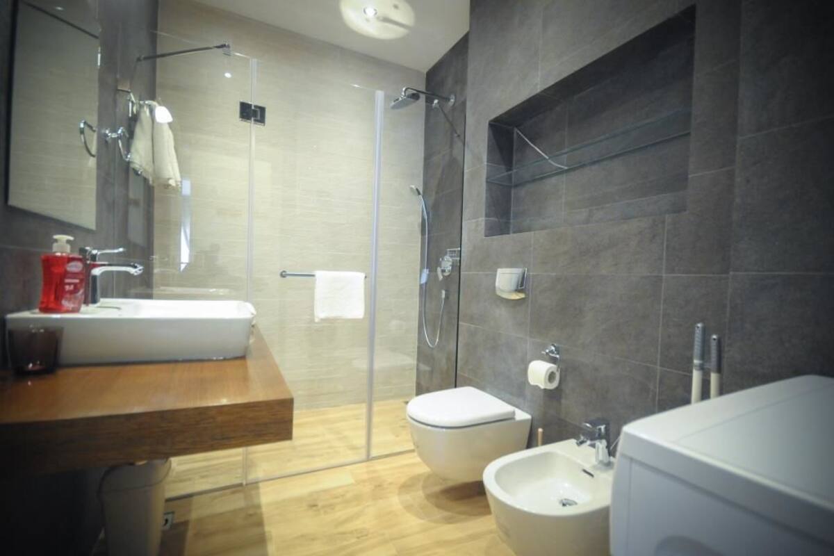 Shower, free toiletries, hair dryer, towels