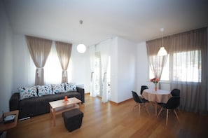 Apartment, 1 Bedroom, Sea View (8) | 起居区 | 平板电视