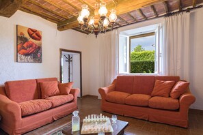 Ferienhaus | Wohnbereich | Fernseher, Kamin