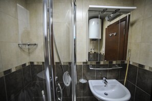 Shower, free toiletries