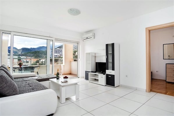 Apartment, 2 Bedrooms (9) | Living room