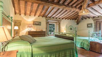6 bedrooms, cots/infant beds, free WiFi, bed sheets