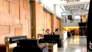 A spacious lobby with a high ceiling, a reception desk, and a seating area with sofas and a coffee table. - Apartment Sudirman Park 2 Bedrooms & 2 Bathrooms Jakarta (Jakarta)
