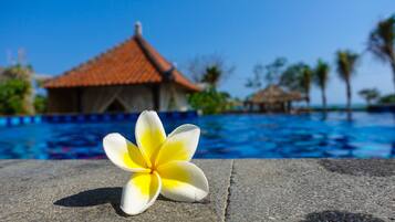 Outdoor pool, pool loungers