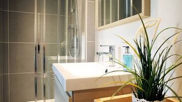 Kamar Double Deluks | Kamar mandi | Shower, perlengkapan mandi gratis, pengering rambut, dan handuk