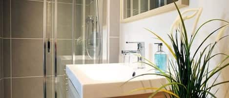 Habitació doble Deluxe | Bany | Dutxa, articles de tocador gratuïts, assecador de cabells i tovalloles