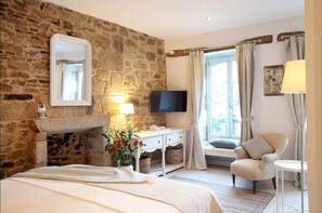 Deluxe Room | Living area | Flat-screen TV - Aux Sabots Rouges (Guemene-sur-Scorff)