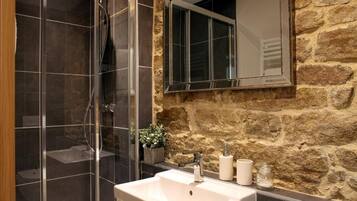 Douche, articles de toilette gratuits, sèche-cheveux