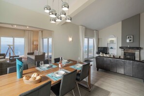 Téléviseur à écran plat, console de jeux vidéo, lecteur de DVD