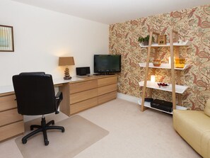 Broomyhill Apartment | Desk, free WiFi