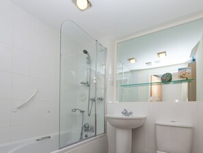 Broomyhill Apartment | Bathroom | Shower, free toiletries, hair dryer - Broomyhill apartment (Linlithgow)