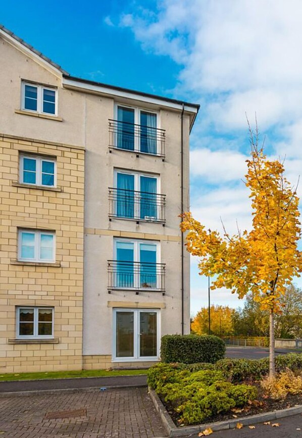 Property entrance - Broomyhill apartment (Linlithgow)