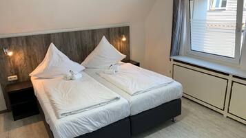Schreibtisch, kostenlose Babybetten