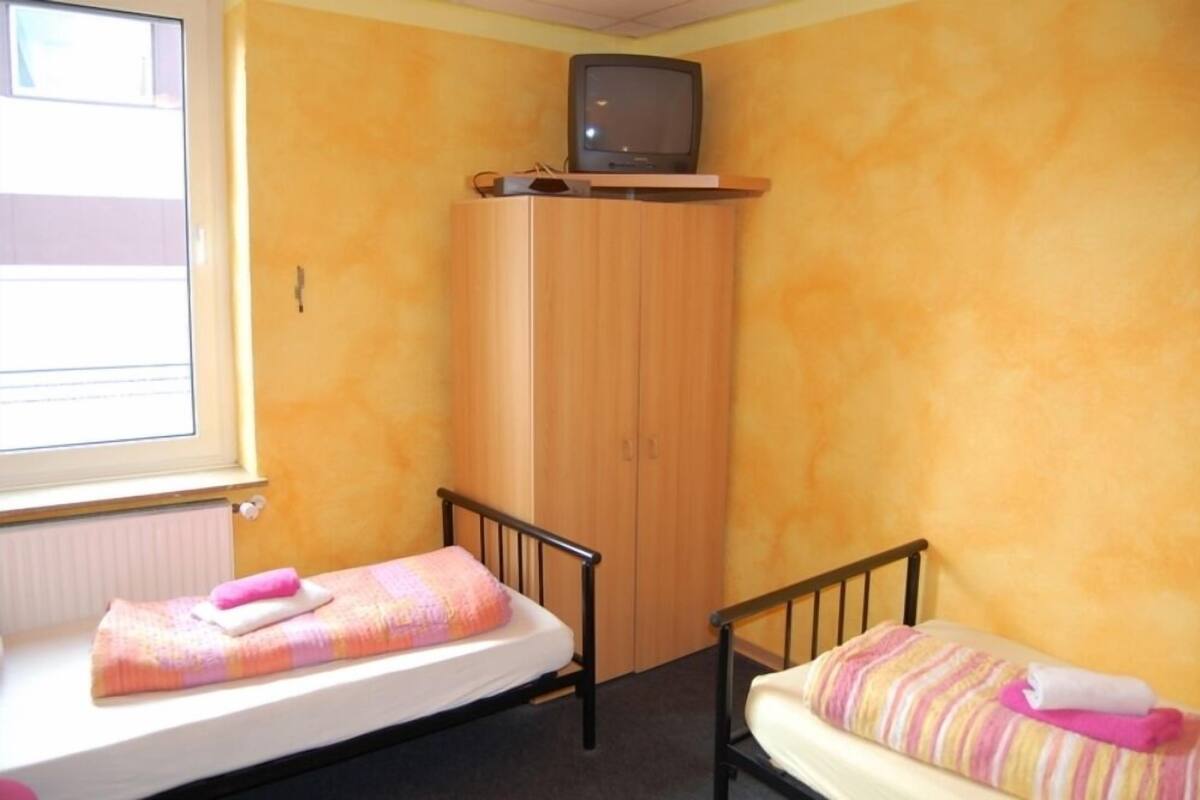 Kamer, 1 twee- of 2 eenpersoonsbedden | Een bureau, gratis babybedden, gratis kabelinternet