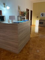 Habitación doble | Zona de estar | Una televisión