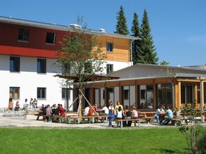 Outdoor dining - DJH Garmisch- Partenkirchen - Hostel (Garmisch-Partenkirchen)