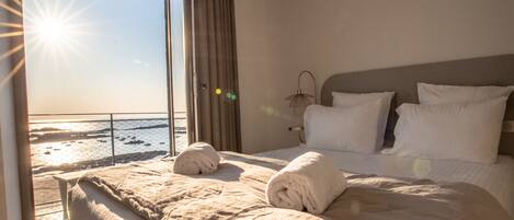 Habitación doble superior, para no fumadores, frente al mar | Baño | Regadera, toallas, jabón, papel de baño