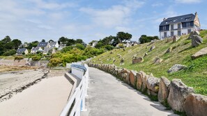 A coastal path leading to a hillside with a building labeled "Pavillon de la Plage". - Pavillon de la plage (Trébeurden)