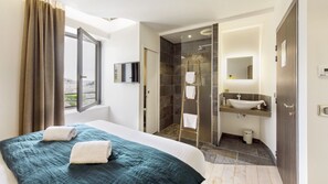 Habitació doble, no fumadors, vistes parcials al mar | Bany | Dutxa, tovalloles, sabó i paper higiènic 