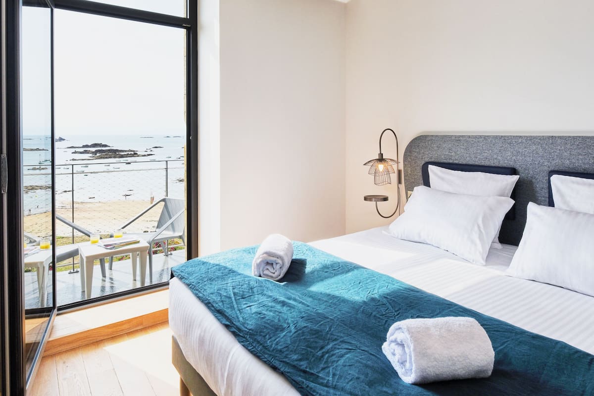 Family Suite, Non Smoking, Sea Facing (Suite familiale) | 2 bilik tidur, langsir/tirai gelap terus, kalis bunyi, Wi-fi percuma