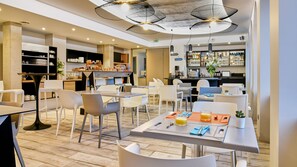 朝食 (ビュッフェ)、毎日提供 (有料)