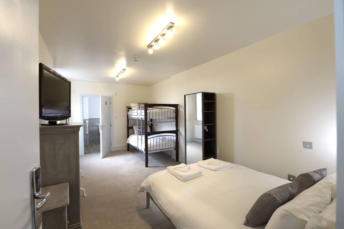 Deluxe Family Room, Private Bathroom