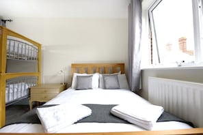 Superior Family Room, Shared Bathroom | Free WiFi, bed sheets - Southsea Rocks Hotel (Portsmouth)