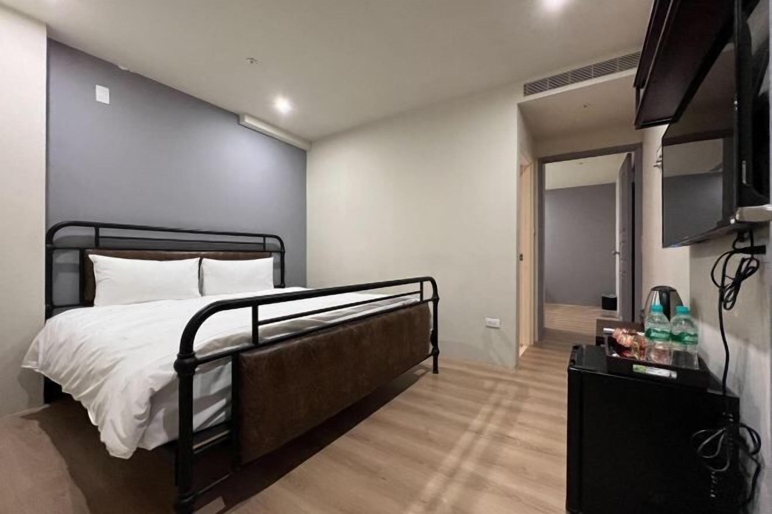 Desk, blackout curtains, soundproofing, free WiFi