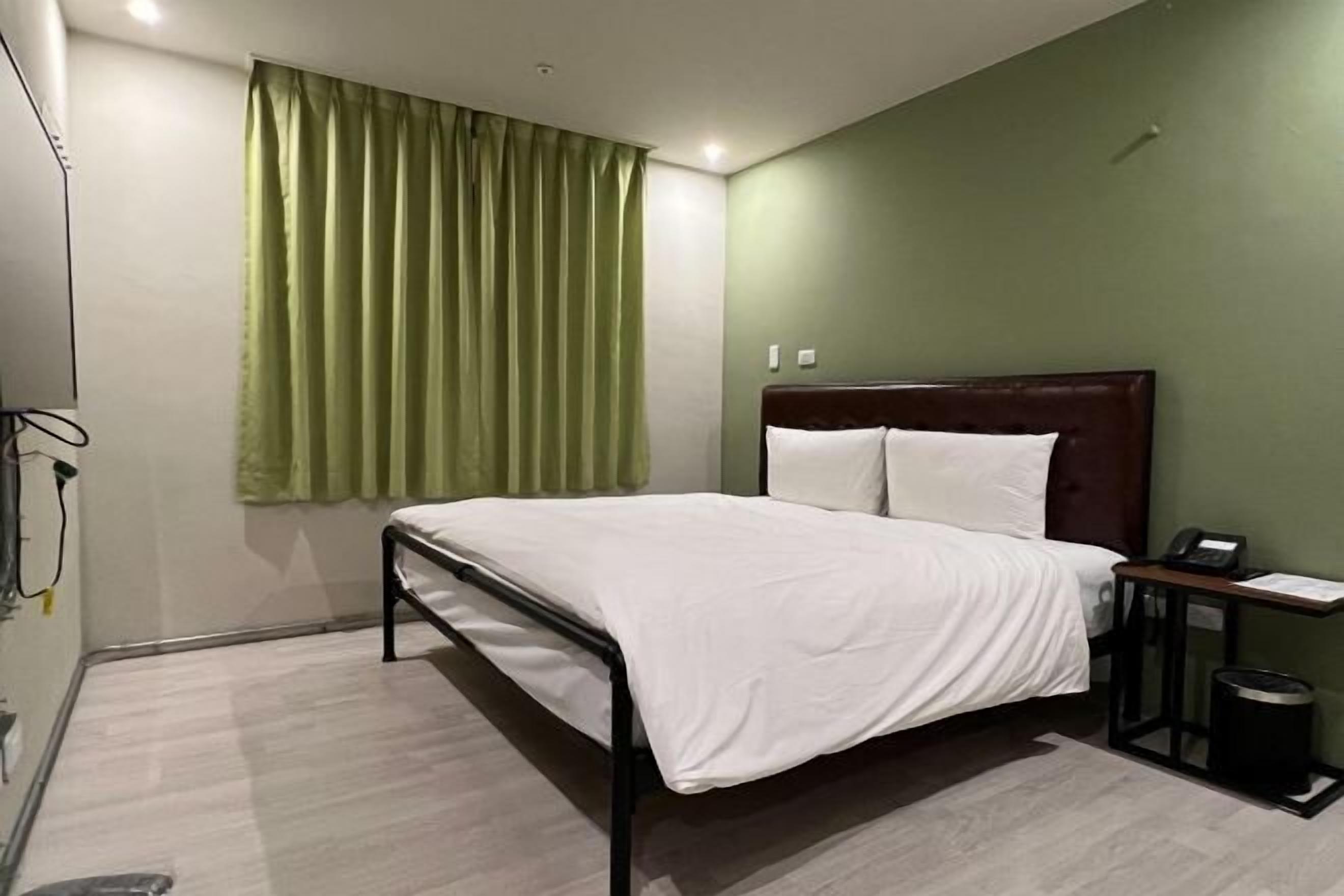 Desk, blackout curtains, soundproofing, free WiFi