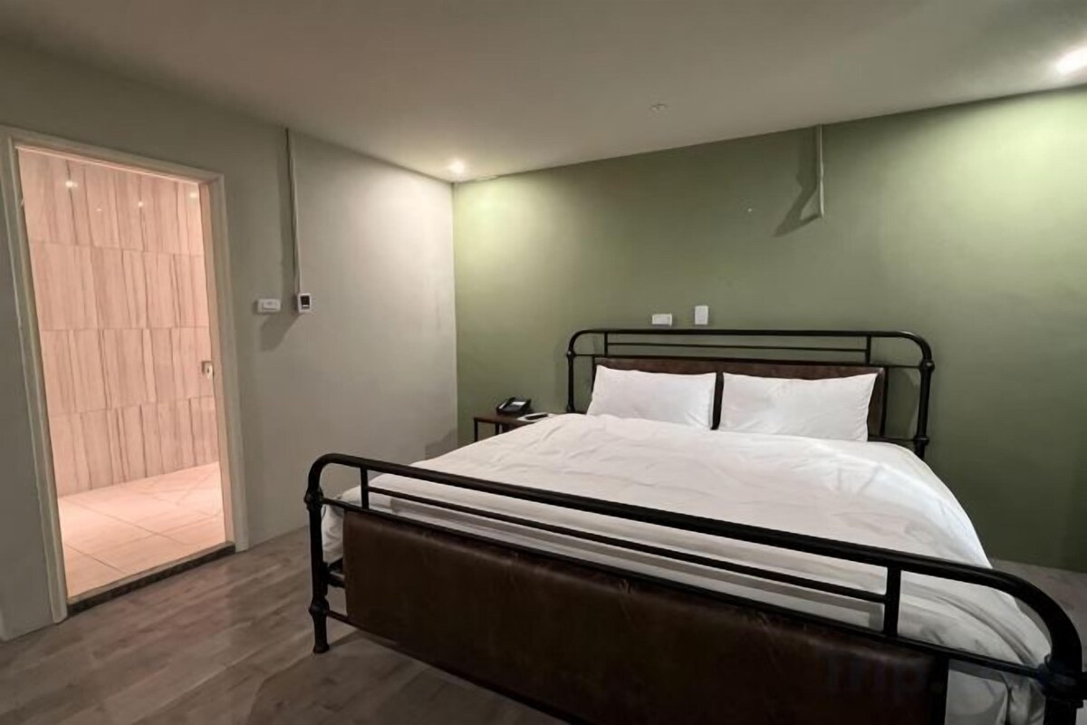 Desk, blackout drapes, soundproofing, WiFi (free)