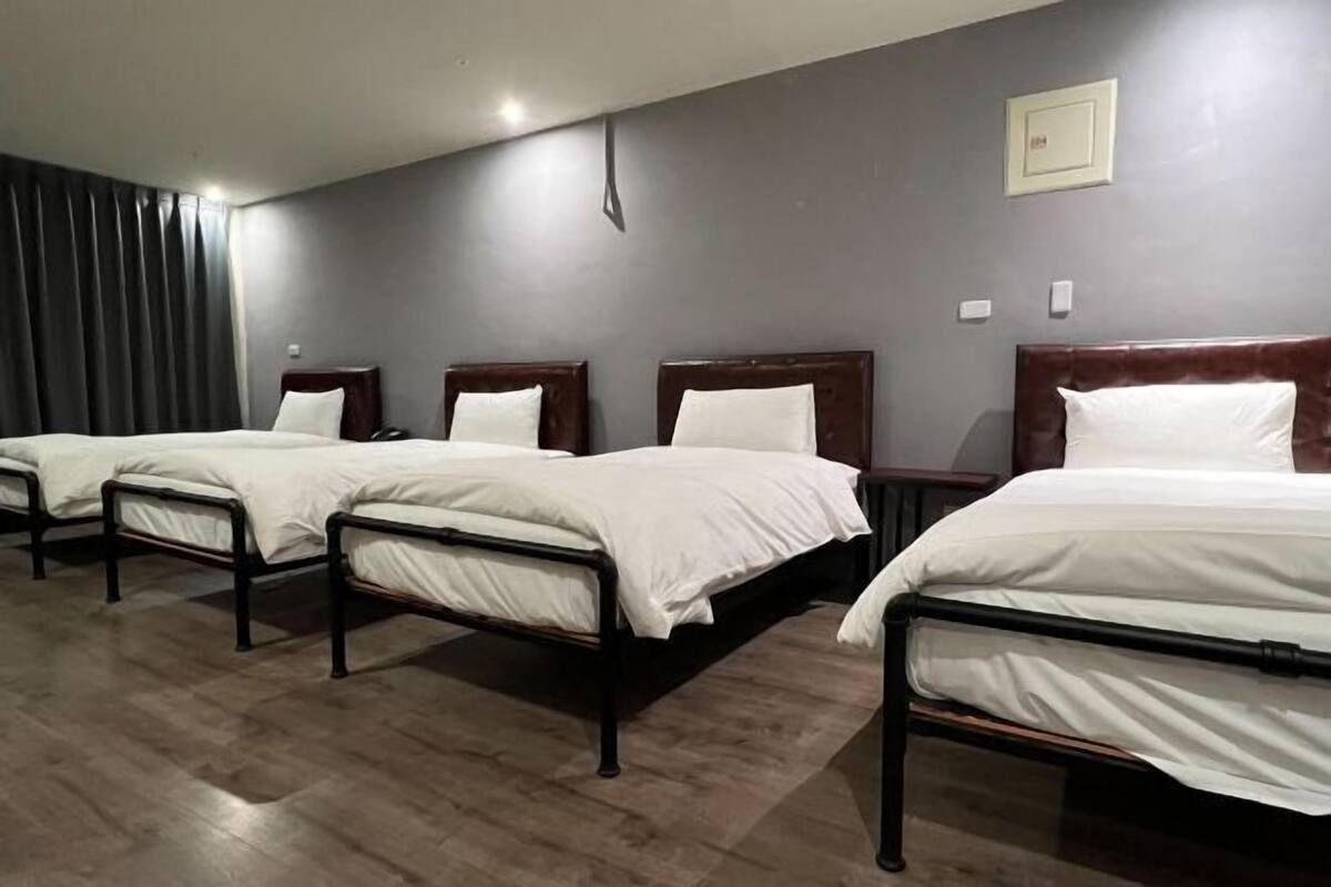 2 dormitorios, escritorio, cortinas opacas y sistema de insonorización