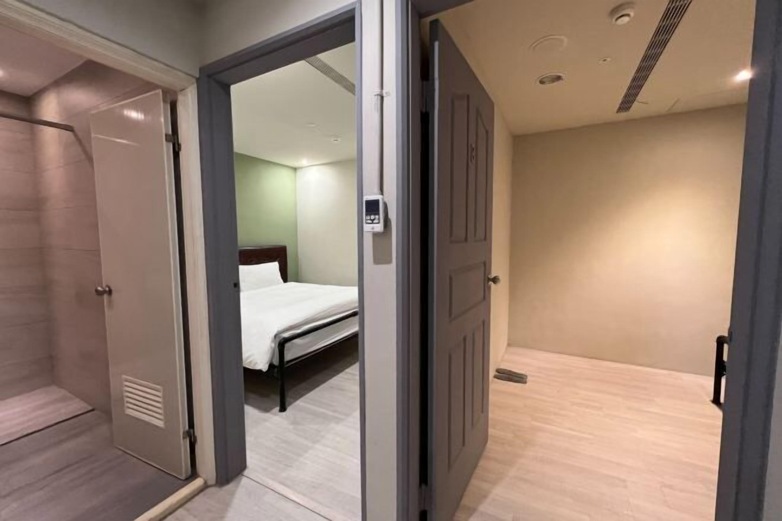 Desk, blackout curtains, soundproofing, free WiFi