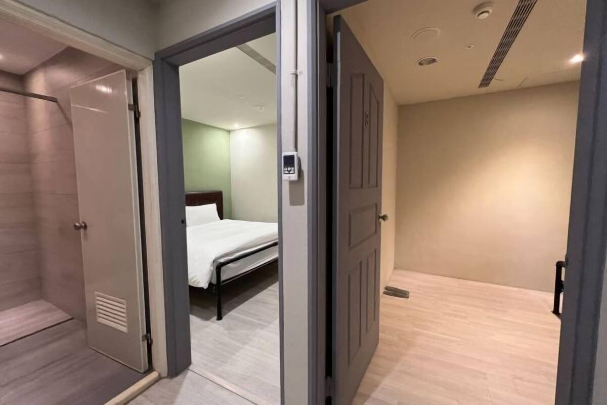 2 dormitorios, escritorio, cortinas opacas y sistema de insonorización