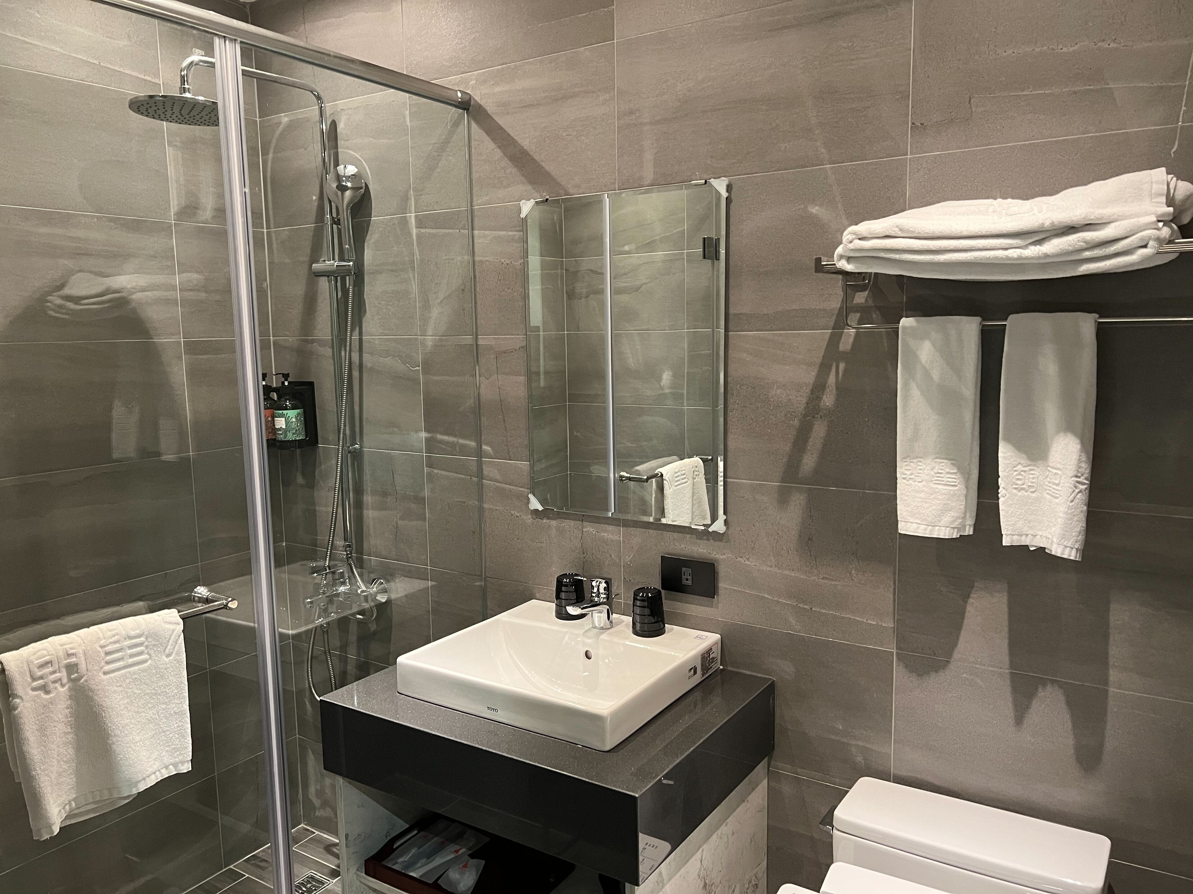 Ducha, secador de pelo, pantuflas, toallas