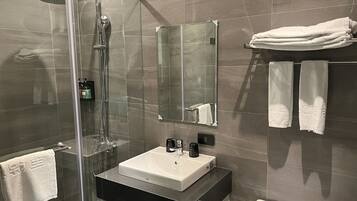 Habitació doble superior, 1 dormitori | Bany | Dutxa, assecador de cabells, sabatilles i tovalloles