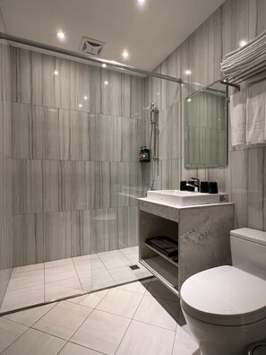 Shower, hair dryer, slippers, towels - Saint Hostel (Beigang)