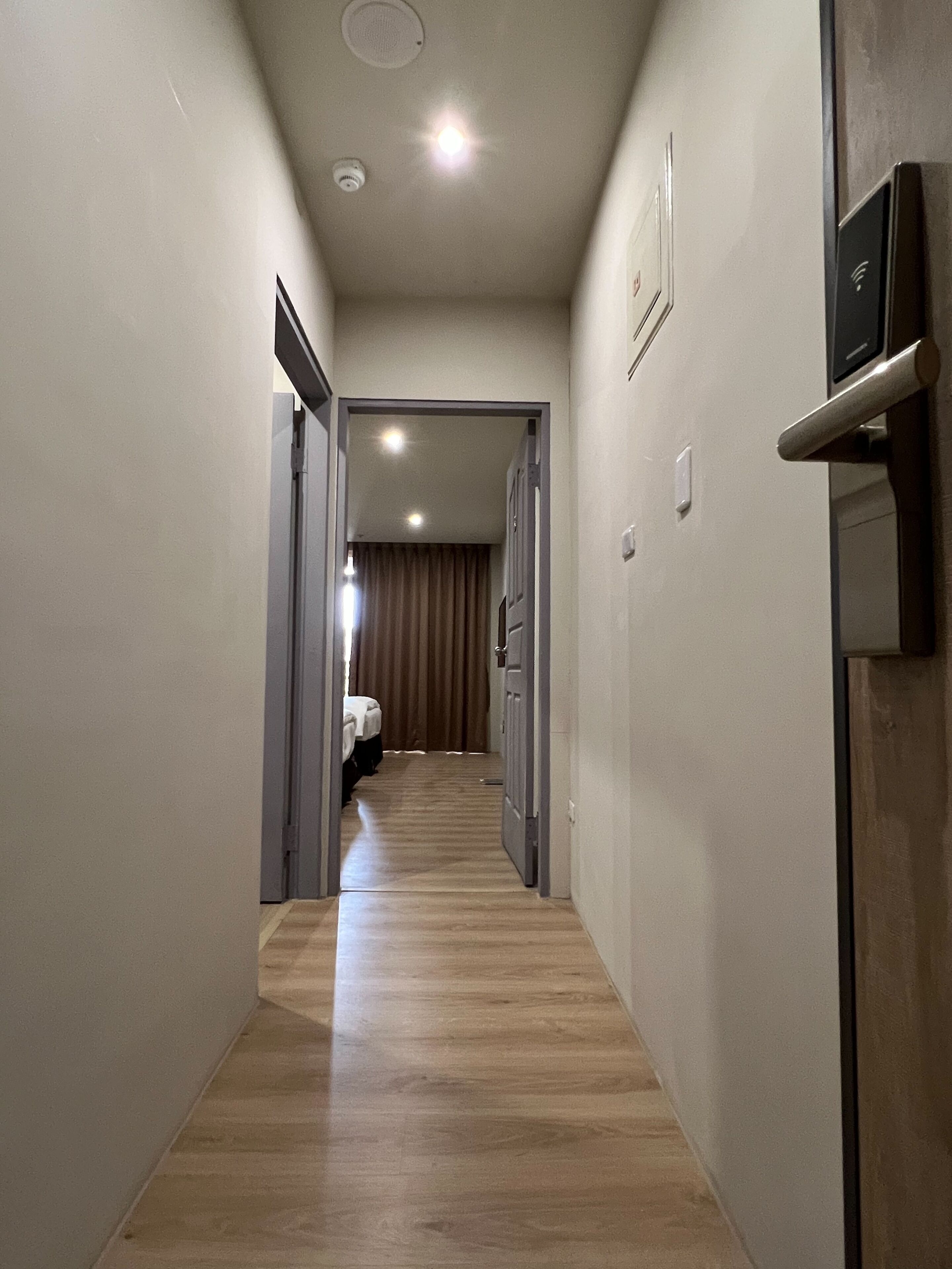 Escritorio, cortinas blackout, insonorización y wifi gratis 