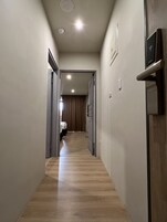 Escritorio, cortinas blackout, sistema de insonorización y wifi gratis 
