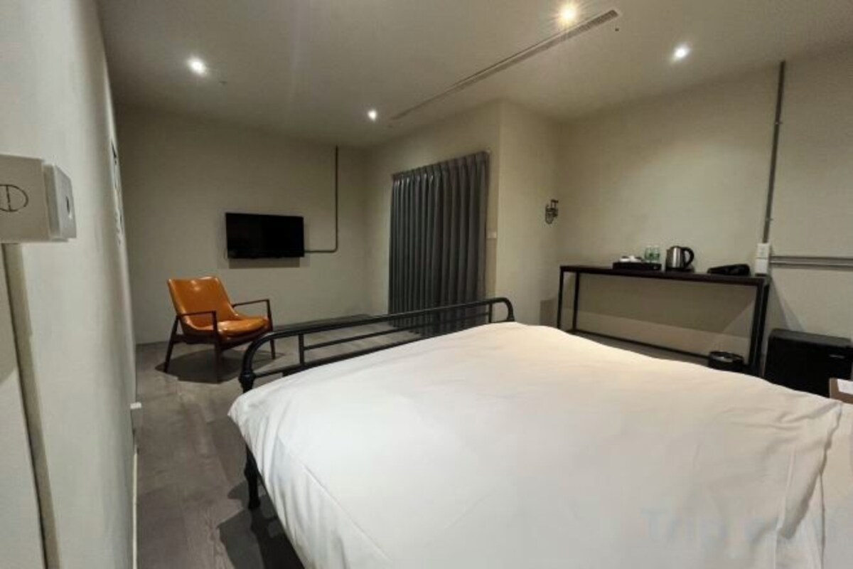 Desk, blackout drapes, soundproofing, WiFi (free)