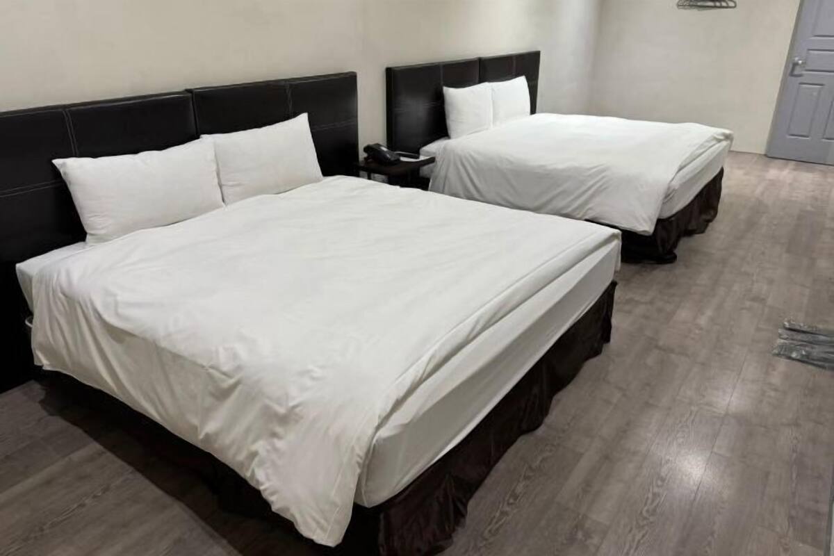 2 dormitorios, escritorio, cortinas opacas y sistema de insonorización