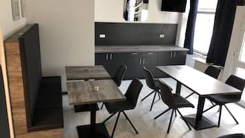 Petit déjeuner buffet (5 EUR par personne)