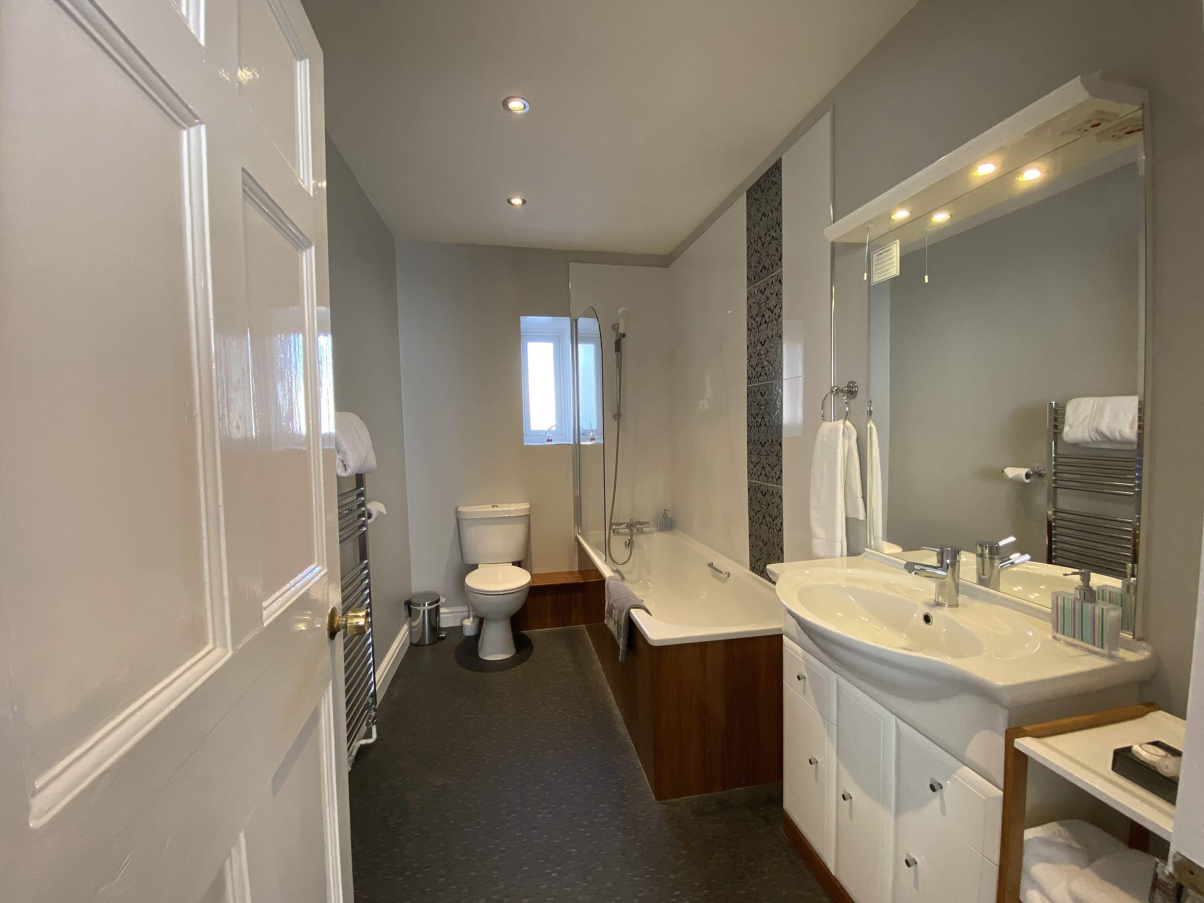executive double room | bathroom | free toiletries, hair dryer, towels