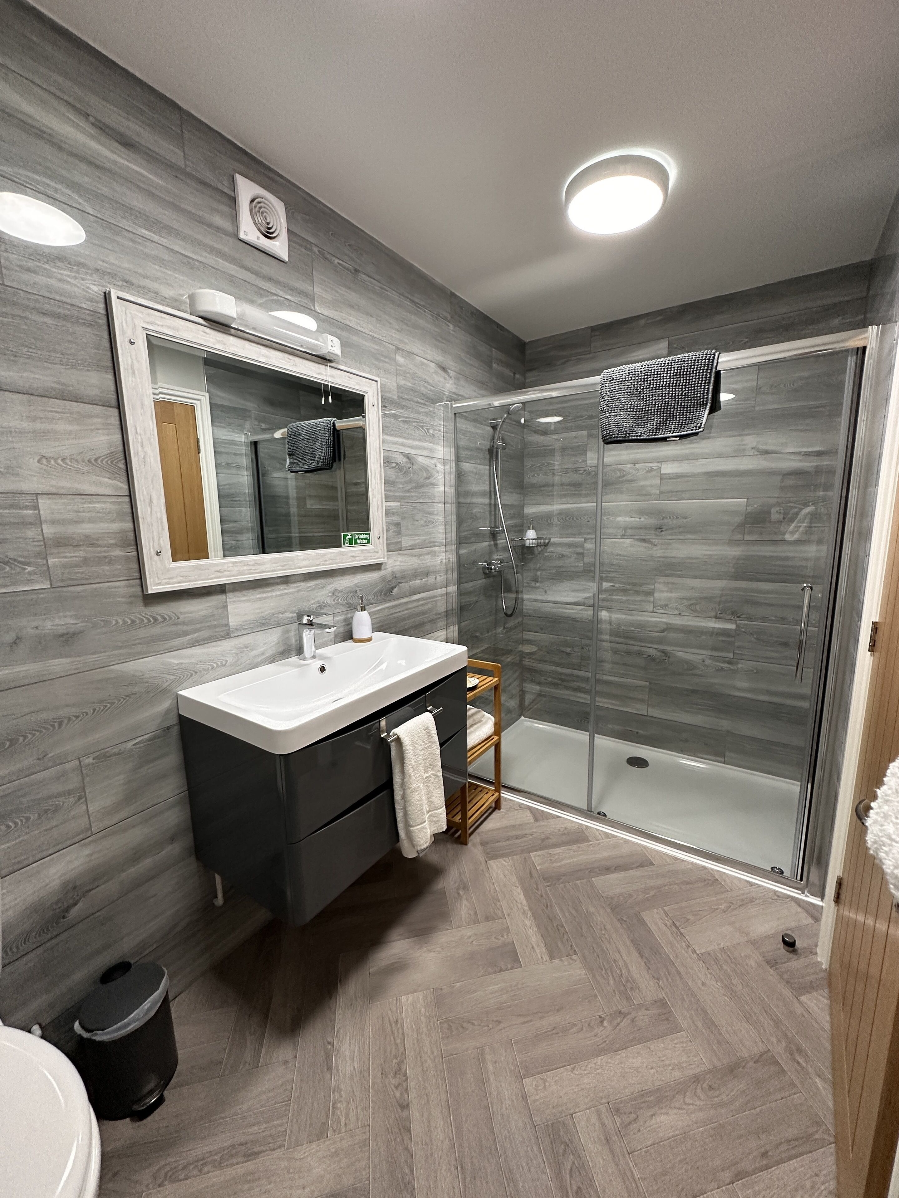 executive double room | bathroom | free toiletries, hair dryer, towels