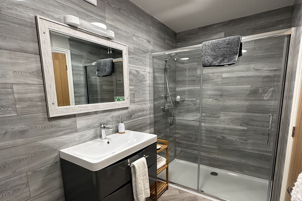 executive double room | bathroom | free toiletries, hair dryer, towels