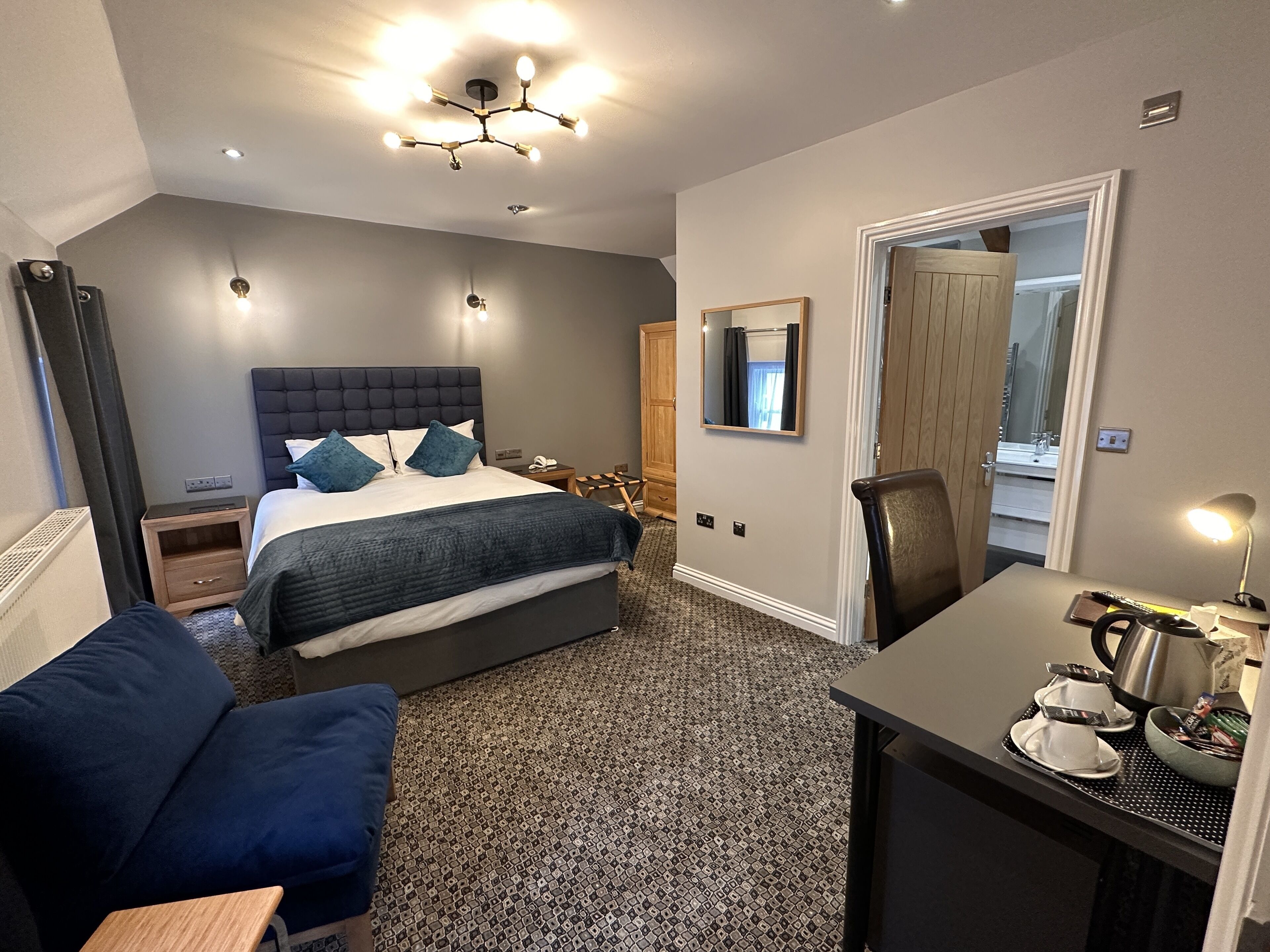 executive double room | desk, iron/ironing board, free wifi, bed sheets