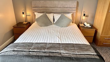 Kamar Double Standar | Meja kerja, setrika/meja setrika, Wi-Fi gratis, dan seprai linen